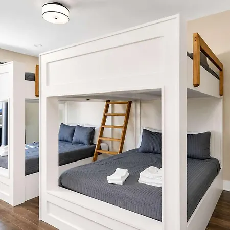 Two Luxury Homes Side-by-side Sleeps 24 Holiday home Nashville
