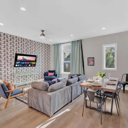 Brand New Views Karaoke Near Downtown Holiday home