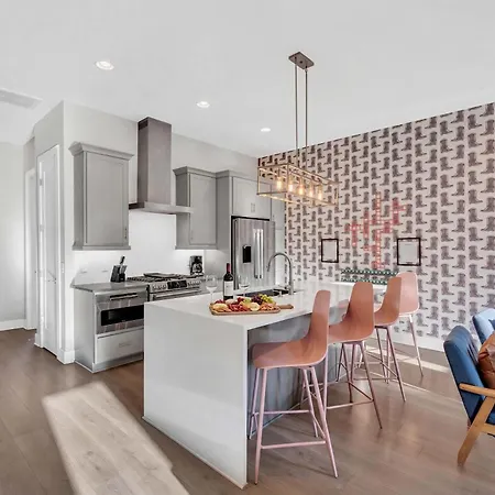 Brand New Views Karaoke Near Downtown Holiday home