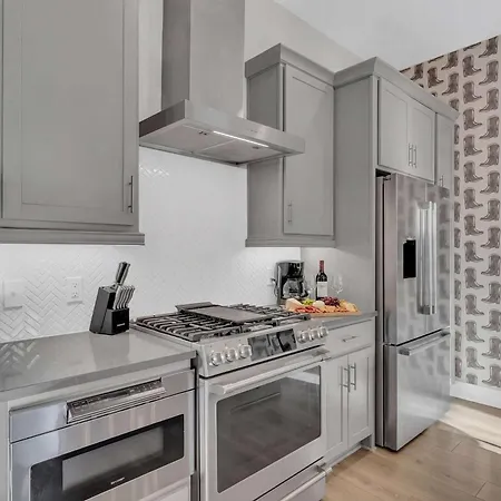 Brand New Views Karaoke Near Downtown Holiday home *