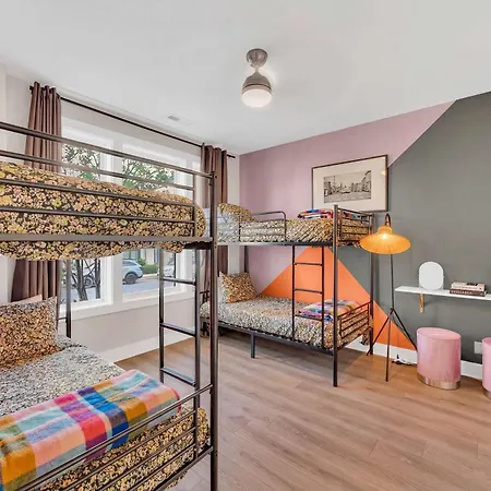 Brand New Views Karaoke Near Downtown Holiday home