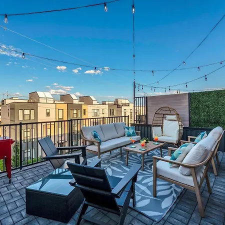 Brand New Views Karaoke Near Downtown Holiday home