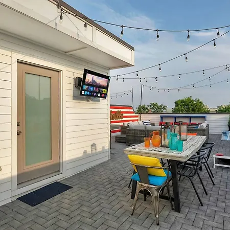 Rooftop Deck & Shuffleboard Bbq Near Downtown