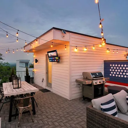 Holiday home Rooftop Deck & Shuffleboard Bbq Near Downtown *