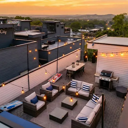 Rooftop Deck & Shuffleboard Bbq Near Downtown *