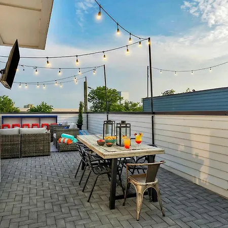 Rooftop Deck & Shuffleboard Bbq Near Downtown Holiday home