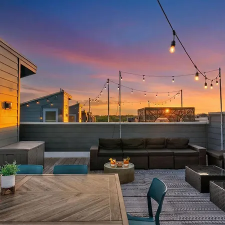 Rooftop Deck 2 Car Garage Near Downtown