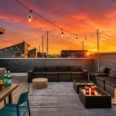 Holiday home Rooftop Deck 2 Car Garage Near Downtown