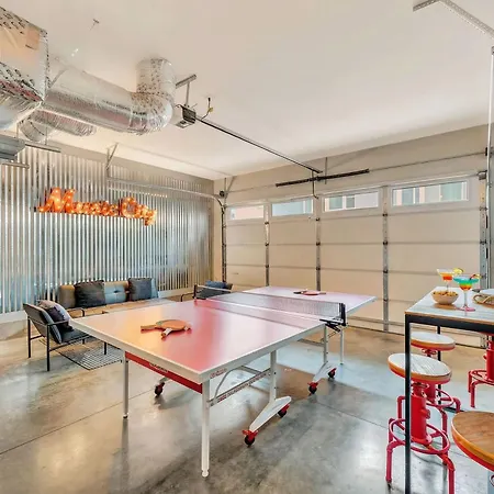 Holiday home Rooftop Deck Grill Ping Pong Near Downtown *