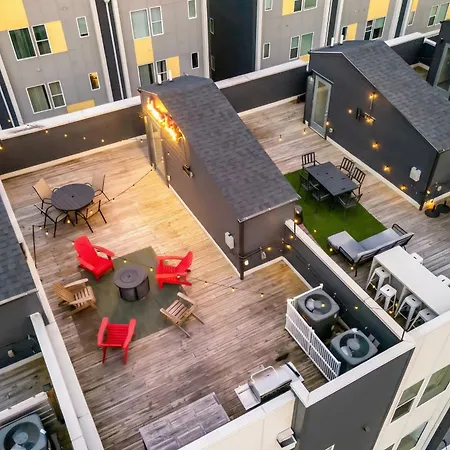 Holiday home Rooftop Deck Grill Ping Pong Near Downtown *