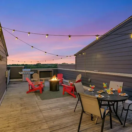 Rooftop Deck Grill Ping Pong Near Downtown