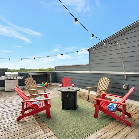 Holiday home Rooftop Deck Grill Ping Pong Near Downtown