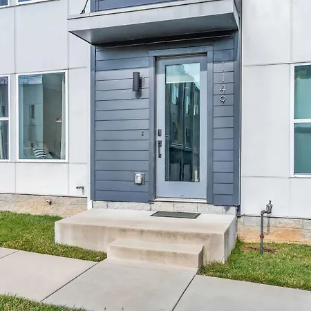 Rooftop Deck Grill Ping Pong Near Downtown Holiday home *