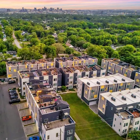 Rooftop Deck Grill Ping Pong Near Downtown Holiday home *
