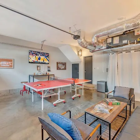 Rooftop Deck Grill Ping Pong Near Downtown Holiday home *