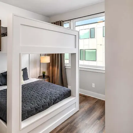 2 Premier Homes Sleeps 24 Rooftops Holiday home Nashville