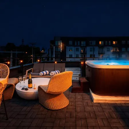 Luxe Group With Hot Tub & Rooftop Lounge Holiday home *