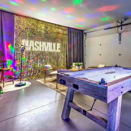 Skyline Views With Double Rooftop Deck & Game