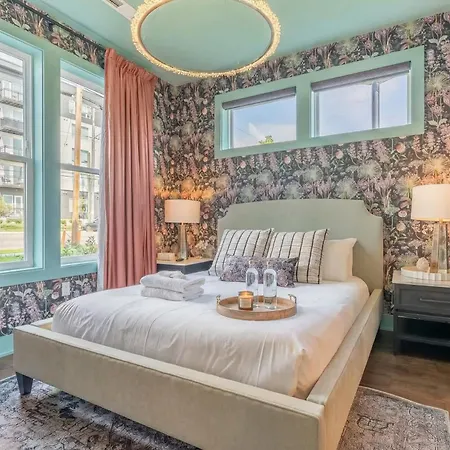 Luxe 4br Retreat With Rooftop Fire Pit & Garage