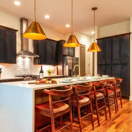 Holiday home Skyline Views With Double Rooftop Deck & Game Nashville