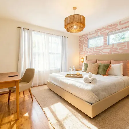 Skyline Views With Double Rooftop Deck & Game Holiday home *