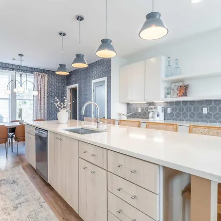 Retreat With Hot Tub & Private Garage Holiday home *