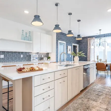 Luxe Group With Hot Tub & Rooftop Lounge