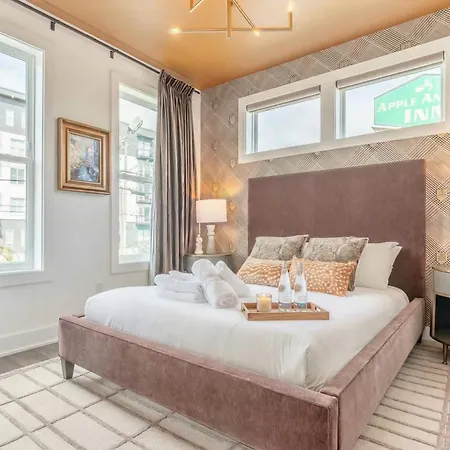 Luxe 4br Retreat With Rooftop Fire Pit & Garage Holiday home