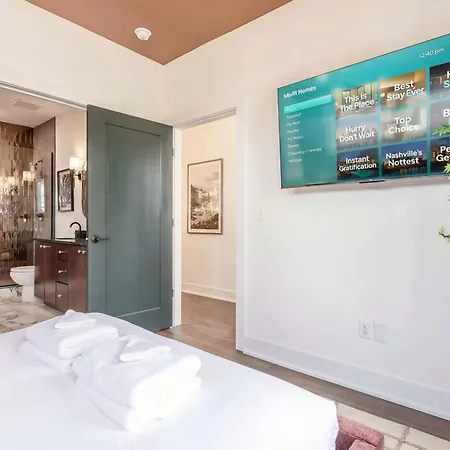 Luxe 4br Retreat With Rooftop Fire Pit & Garage *