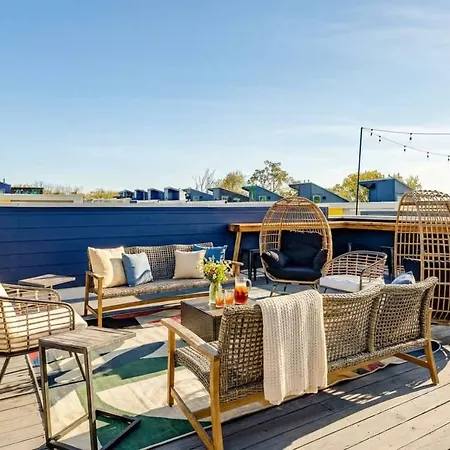 Rooftop Views Ping Pong Lounge Holiday home