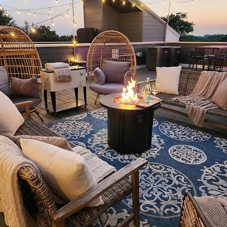 Rooftop Views Ping Pong Lounge Holiday home *