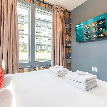 Holiday home Luxe Group With Hot Tub & Rooftop Lounge *
