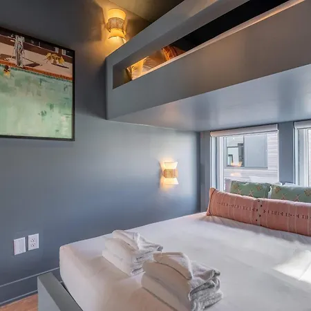 Retreat With Hot Tub & Private Garage Holiday home *
