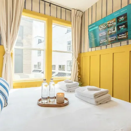 Holiday home Luxe 4br Retreat With Rooftop Fire Pit & Garage *