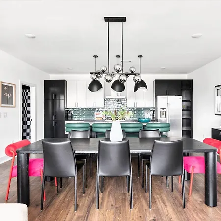 Escape With Skyline Deck And Hot Tub Holiday home Nashville