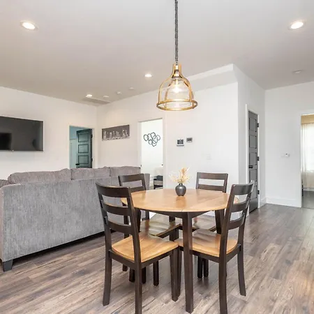 Germantown-adjacent 4br With Private Deck & Grill Holiday home *