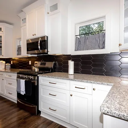 Germantown-adjacent 4br With Private Deck & Grill