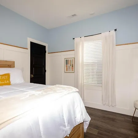 Holiday home Germantown-adjacent 4br With Private Deck & Grill Nashville