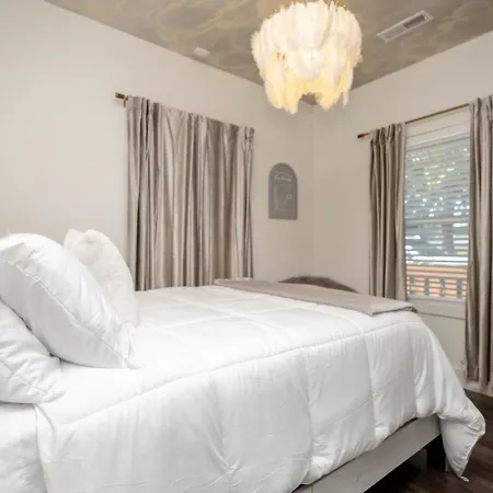 Germantown-adjacent 4br With Private Deck & Grill Holiday home