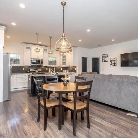 Holiday home Germantown-adjacent 4br With Private Deck & Grill Nashville