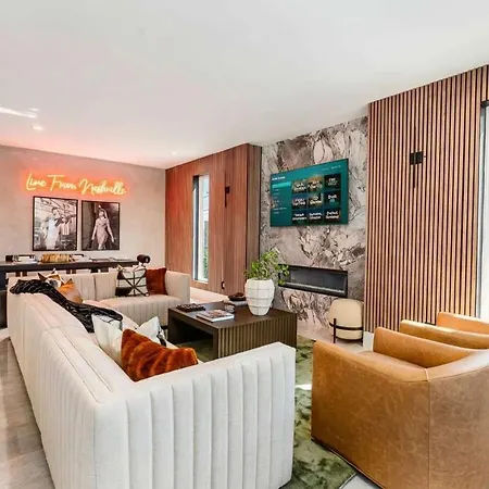 Holiday home Elevator With Rooftop Hot Tub & Spacious Yard *
