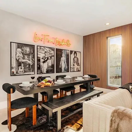 Elevator With Rooftop Hot Tub & Spacious Yard Holiday home
