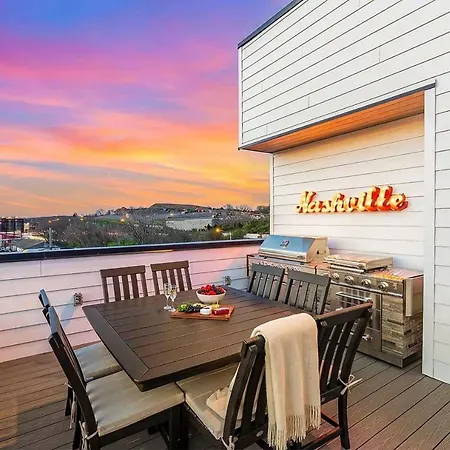 Elevator With Rooftop Hot Tub & Spacious Yard Holiday home Nashville