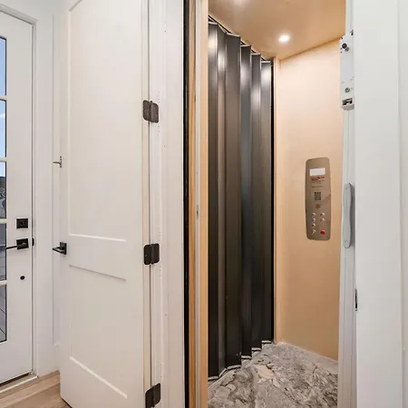 Holiday home Elevator With Rooftop Hot Tub & Spacious Yard