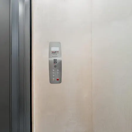 Elevator With Rooftop Hot Tub & Spacious Yard Holiday home *