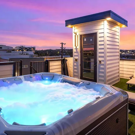 Elevator With Rooftop Hot Tub & Spacious Yard Holiday home