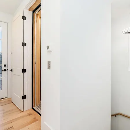 Holiday home Elevator With Rooftop Hot Tub & Spacious Yard