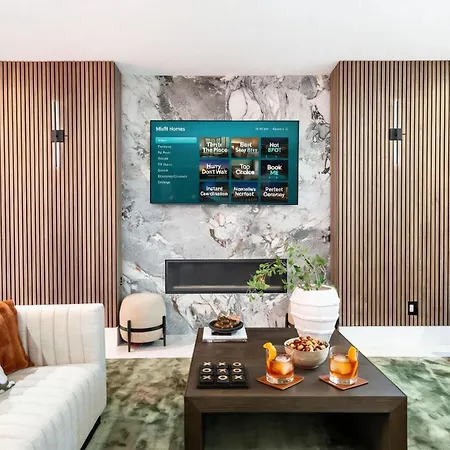 Elevator With Rooftop Hot Tub & Spacious Yard Holiday home