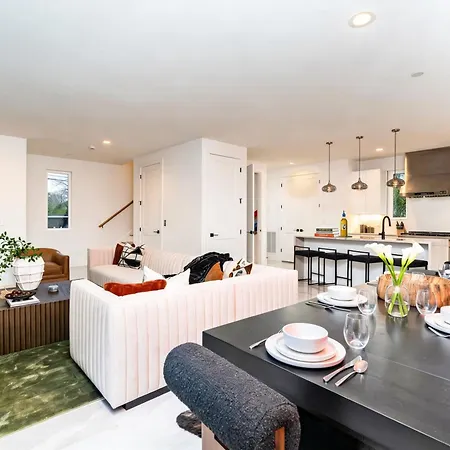 Elevator With Rooftop Hot Tub & Spacious Yard Holiday home *
