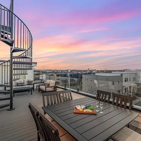 Elevator With Rooftop Hot Tub & Spacious Yard Holiday home